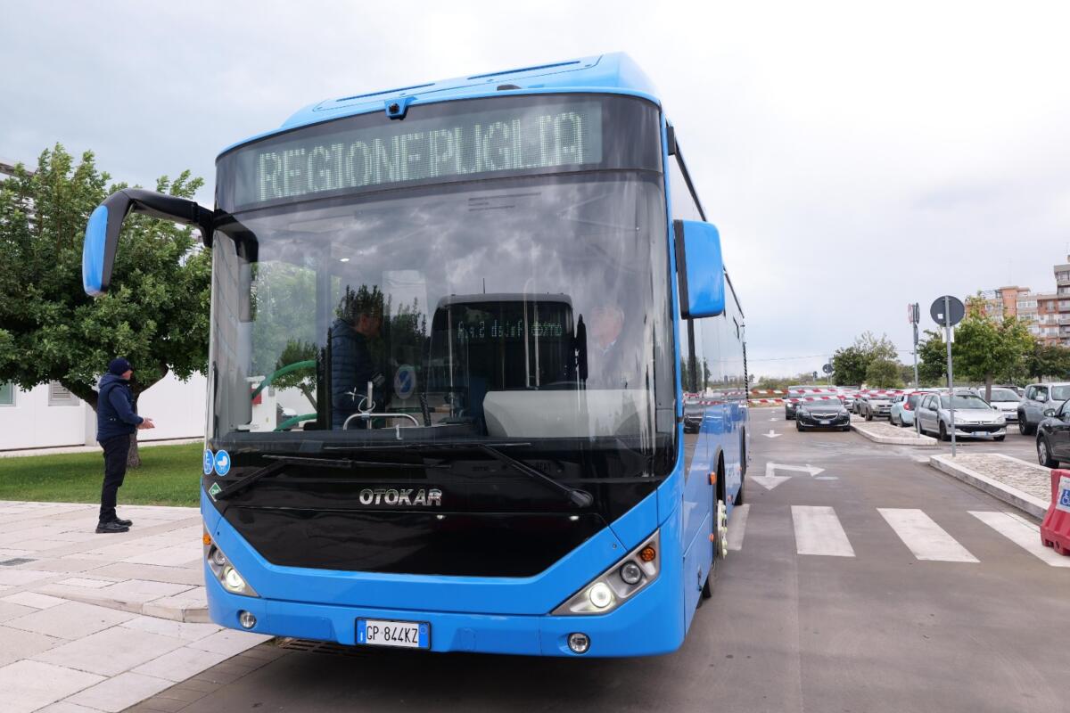 Completata in Puglia la distribuzione degli autobus a metano: «Tuteliamo l’ambiente e riduciamo i costi»
