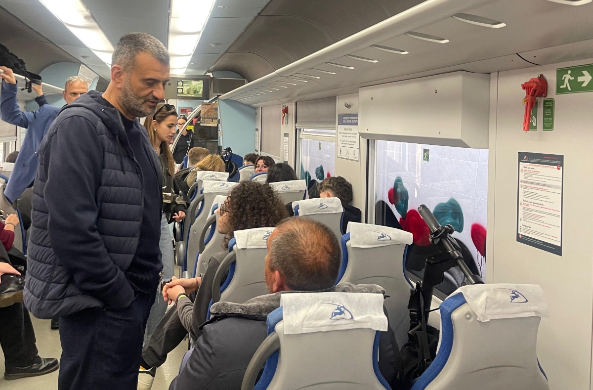 Verso le Regionali, Decaro a confronto con i pendolari: «Obiettivo rete trasporti accessibile» Verso le Regionali, Decaro a confronto con i pendolari: «Obiettivo rete trasporti accessibile»