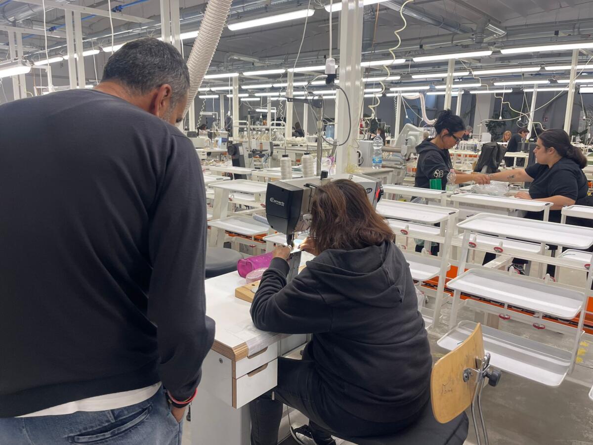 Galleria foto 'Regionali, Decaro nelle aziende di calzature: «Ripartire dal Made in Salento per nuova filiera»' - foto 3