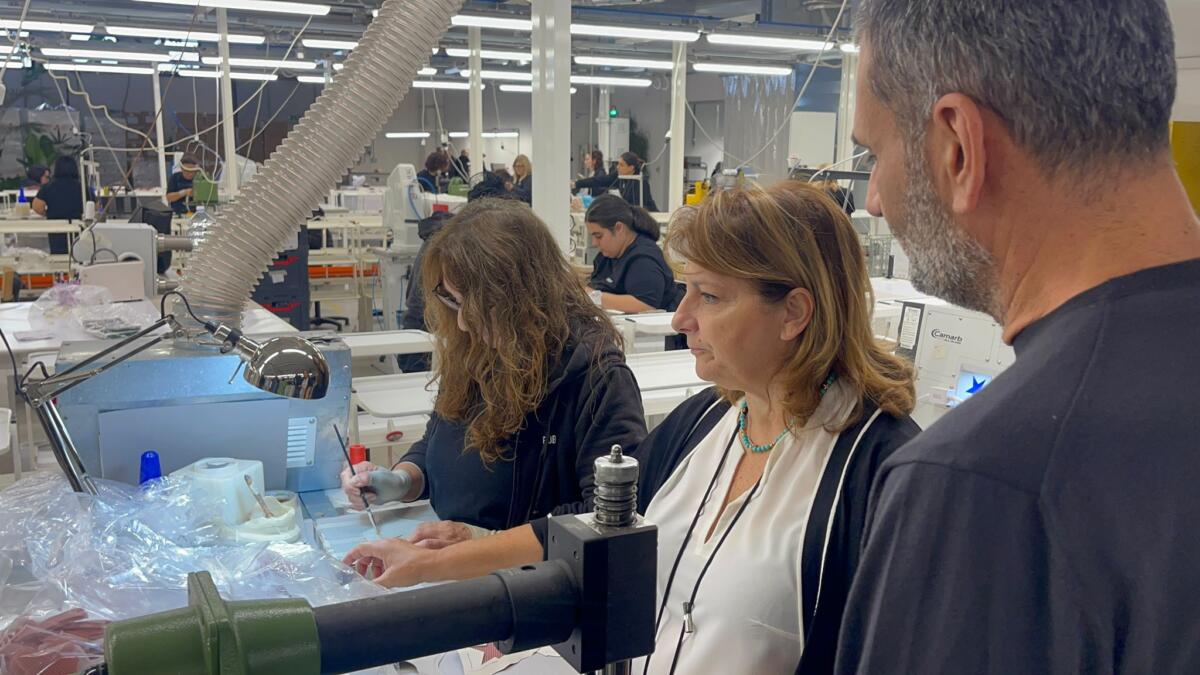 Galleria foto 'Regionali, Decaro nelle aziende di calzature: «Ripartire dal Made in Salento per nuova filiera»' - foto 1