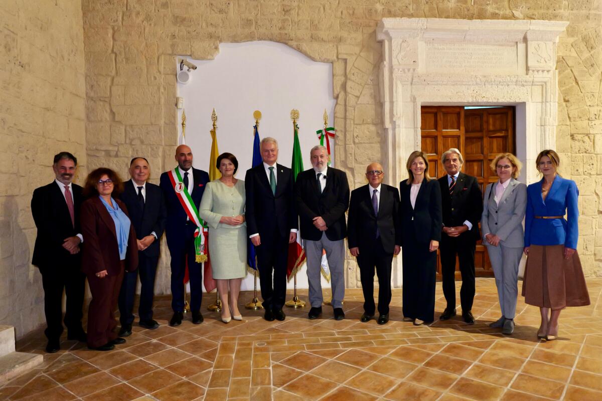 Bari, Emiliano e Leccese accolgono Gitanas Nauseda: il presidente della Lituania rende omaggio a San Nicola – FOTO Bari, Emiliano e Leccese accolgono Gitanas Nauseda: il presidente della Lituania rende omaggio a San Nicola – FOTO