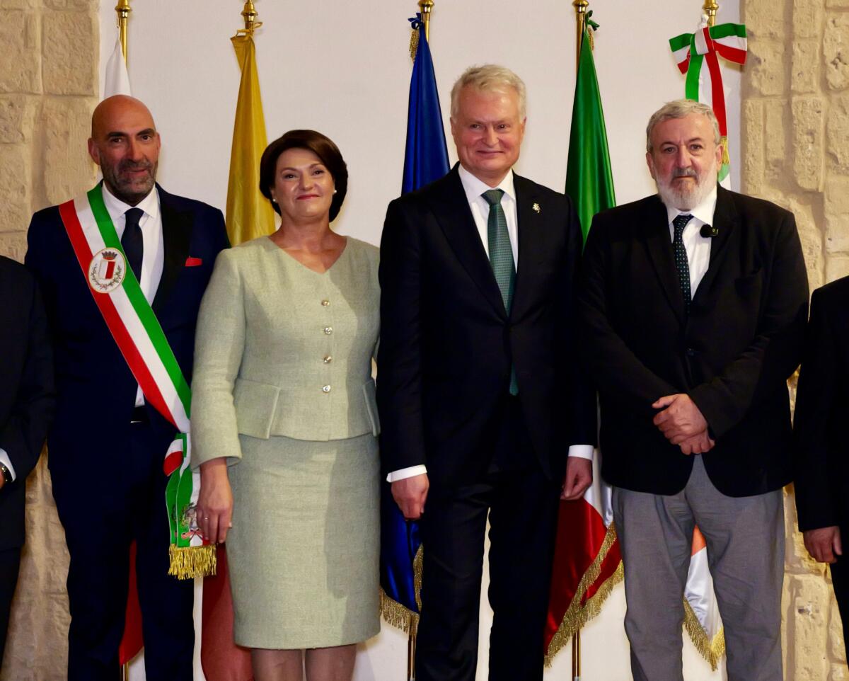 Bari, Emiliano e Leccese accolgono Gitanas Nauseda: il presidente della Lituania rende omaggio a San Nicola – FOTO Bari, Emiliano e Leccese accolgono Gitanas Nauseda: il presidente della Lituania rende omaggio a San Nicola – FOTO