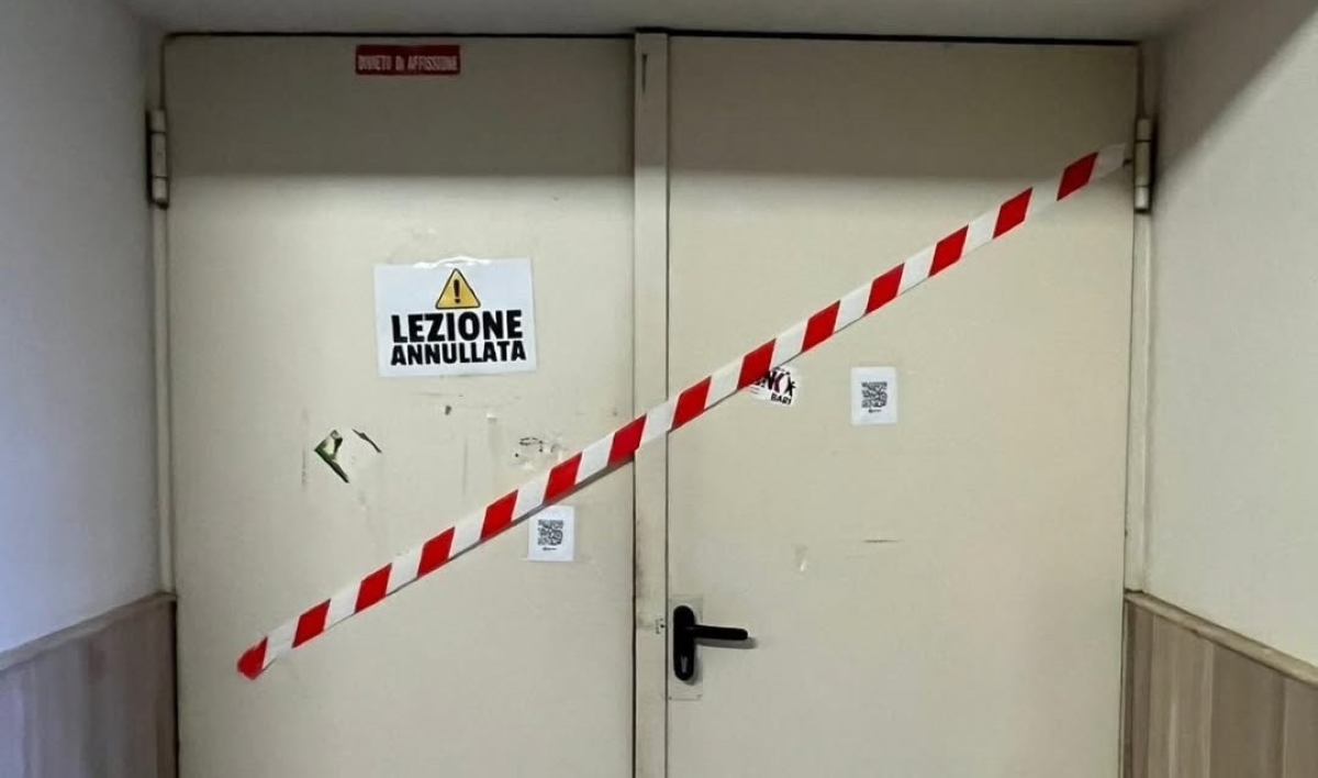Bari, aule affollate e spazi fatiscenti: gli studenti bloccano le lezioni Bari, aule affollate e spazi fatiscenti: gli studenti bloccano le lezioni