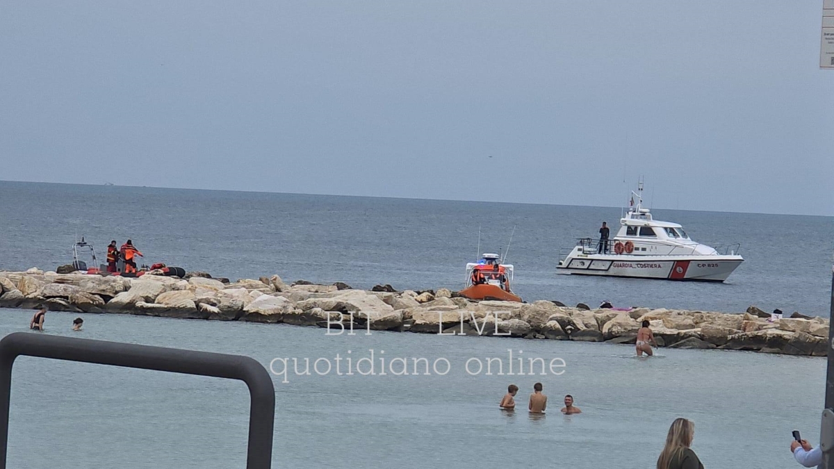 Galleria foto 'Bari, recuperato vivo uomo disperso in mare a Pane e Pomodoro: allarme lanciato da una turista' - foto 1