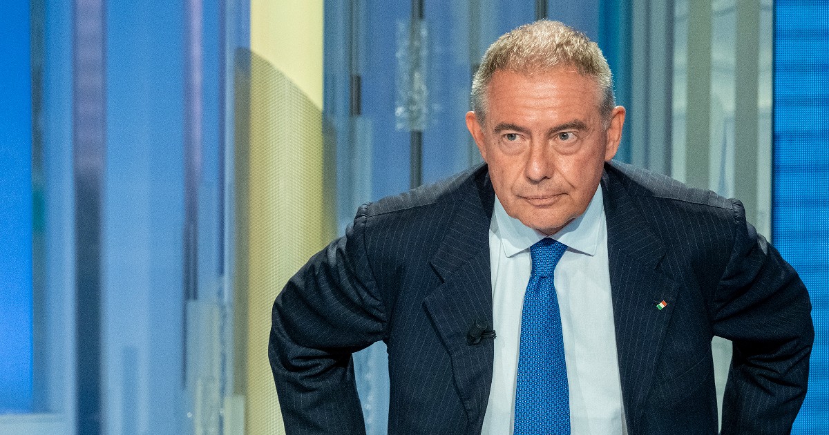 Caserta, Urso apre la lotta al falso Made in Italy: nel mirino del ministro l’«ultra fast fashion» Caserta, Urso apre la lotta al falso Made in Italy: nel mirino del ministro l’«ultra fast fashion»
