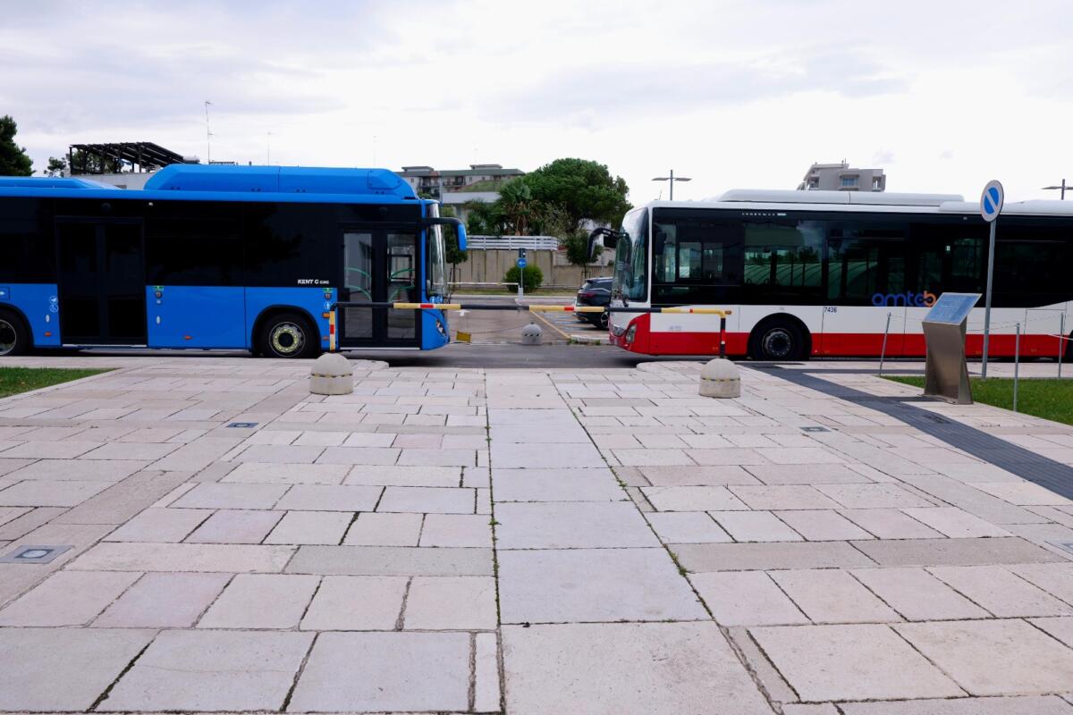Completata in Puglia la distribuzione degli autobus a metano: «Tuteliamo l’ambiente e riduciamo i costi»