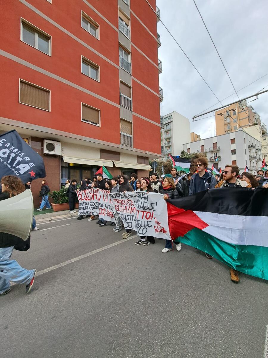 Protesta pro-Gaza a Bari, continuano le tensioni: manifestanti tentano di bloccare la stazione centrale Protesta pro-Gaza a Bari, continuano le tensioni: manifestanti tentano di bloccare la stazione centrale