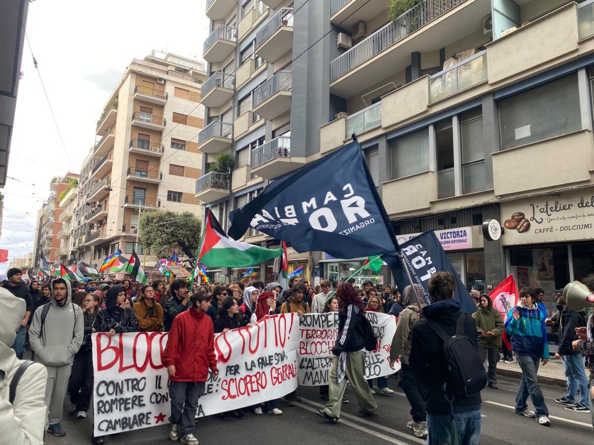 Protesta pro-Gaza a Bari, continuano le tensioni: manifestanti tentano di bloccare la stazione centrale Protesta pro-Gaza a Bari, continuano le tensioni: manifestanti tentano di bloccare la stazione centrale