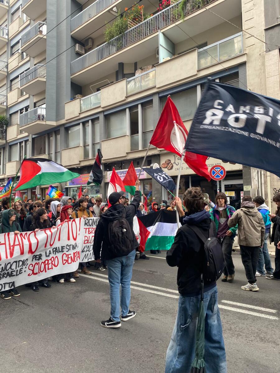 Protesta pro-Gaza a Bari, continuano le tensioni: manifestanti tentano di bloccare la stazione centrale Protesta pro-Gaza a Bari, continuano le tensioni: manifestanti tentano di bloccare la stazione centrale