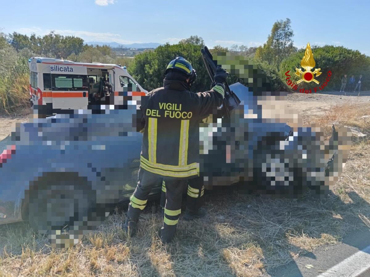 Tragico incidente sulla Ss 598, auto si schianta contro un camion a Scanzano Jonico: 4 morti e 6 feriti Tragico incidente sulla Ss 598, auto si schianta contro un camion a Scanzano Jonico: 4 morti e 6 feriti