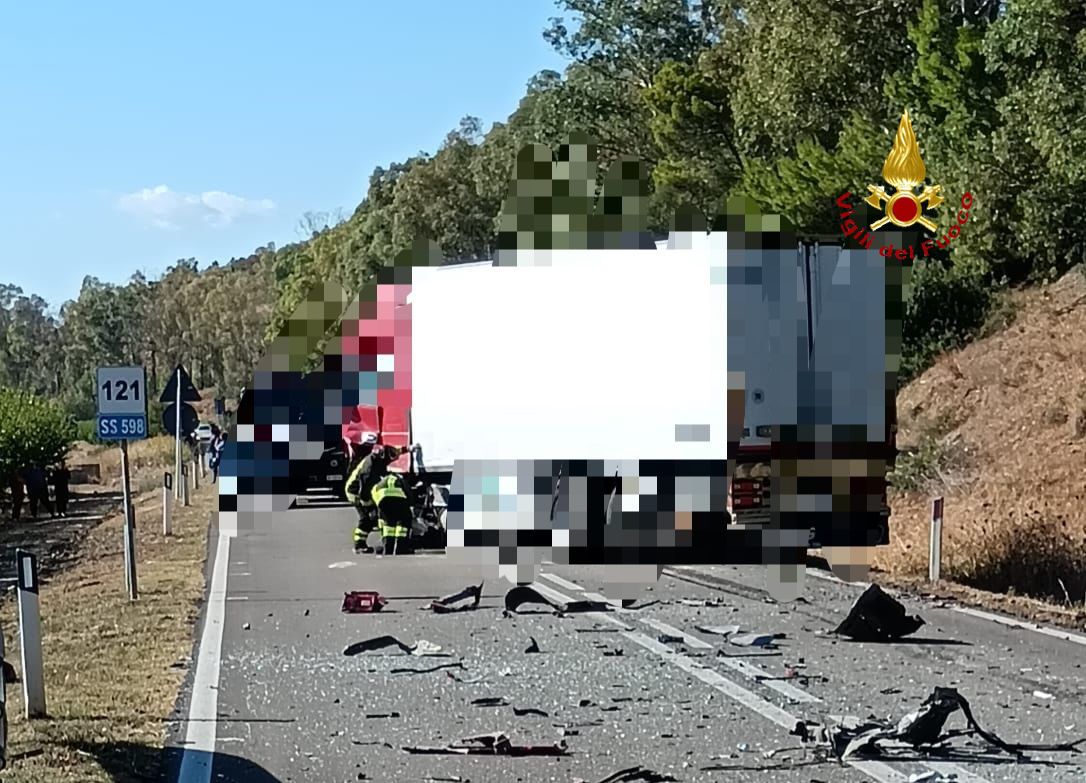 Tragico incidente sulla Ss 598, auto si schianta contro un camion a Scanzano Jonico: 4 morti e 6 feriti Tragico incidente sulla Ss 598, auto si schianta contro un camion a Scanzano Jonico: 4 morti e 6 feriti
