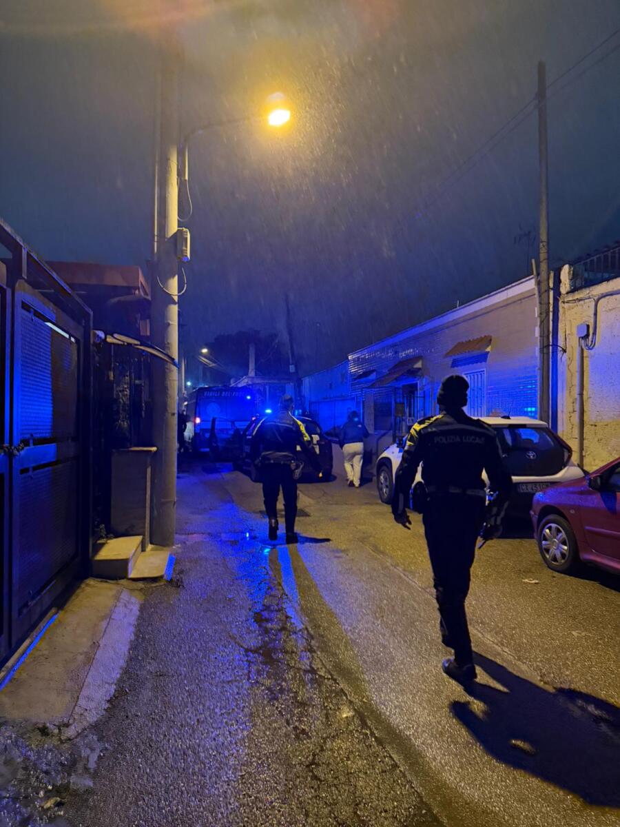 Bari, vasto incendio nel quartiere Stanic: evacuate le abitazioni – FOTO Bari, vasto incendio nel quartiere Stanic: evacuate le abitazioni – FOTO