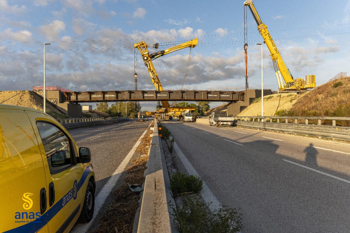 Taranto, completato il varo del nuovo cavalcavia sulla Ss 7 Appia: l’opera mira al miglioramento sismico – VIDEO Taranto, completato il varo del nuovo cavalcavia sulla Ss 7 Appia: l’opera mira al miglioramento sismico – VIDEO