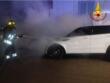 Brindisi, auto in fiamme nella notte in via Orazio Fiacco: i vigili del fuoco evitano il peggio