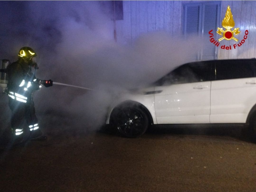 Brindisi, auto in fiamme nella notte in via Orazio Fiacco: i vigili del fuoco evitano il peggio Brindisi, auto in fiamme nella notte in via Orazio Fiacco: i vigili del fuoco evitano il peggio