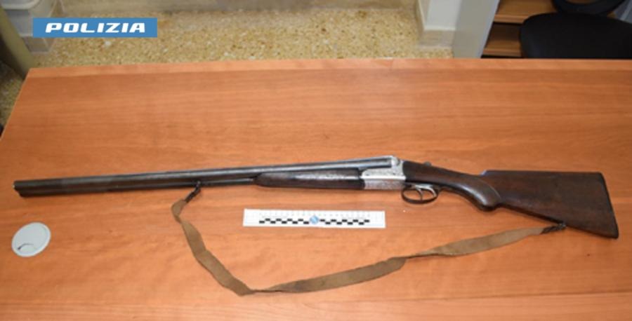 Galleria foto 'Lecce, trovato con un fucile da caccia rubato nel suo garage: arrestato 49enne di Alezio' - foto 1