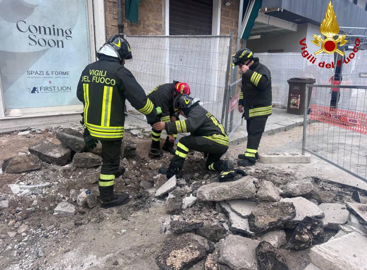 Galleria foto 'Paura a Lecce, fuga di gas per una tubazione danneggiata durante lavori stradali: Vigili del Fuoco in azione' - foto 1