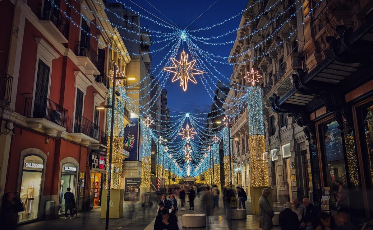Galleria foto 'A Bari la magia delle luci di Natale ha già inizio: accese le luminarie a Led da via Sparano a Piazza Mercantile' - foto 2