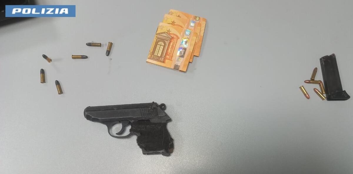 Galleria foto 'Talsano, sorpreso a girovagare con una pistola clandestina e munizioni: arrestato 20enne' - foto 1