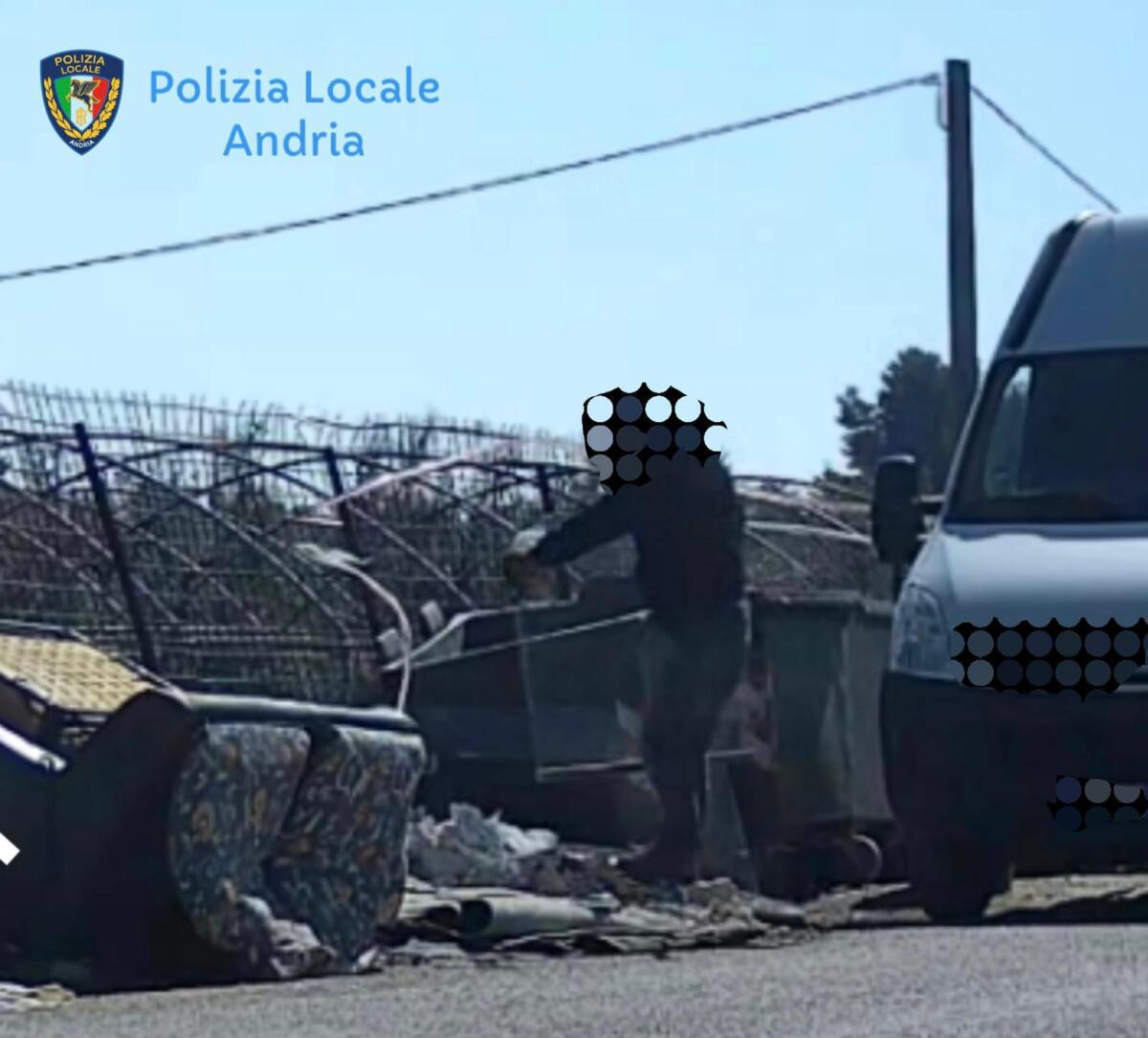 Andria, abbandona rifiuti ingombranti in campagna: denunciato un 60enne. Incastrato dalle fototrappole Andria, abbandona rifiuti ingombranti in campagna: denunciato un 60enne. Incastrato dalle fototrappole