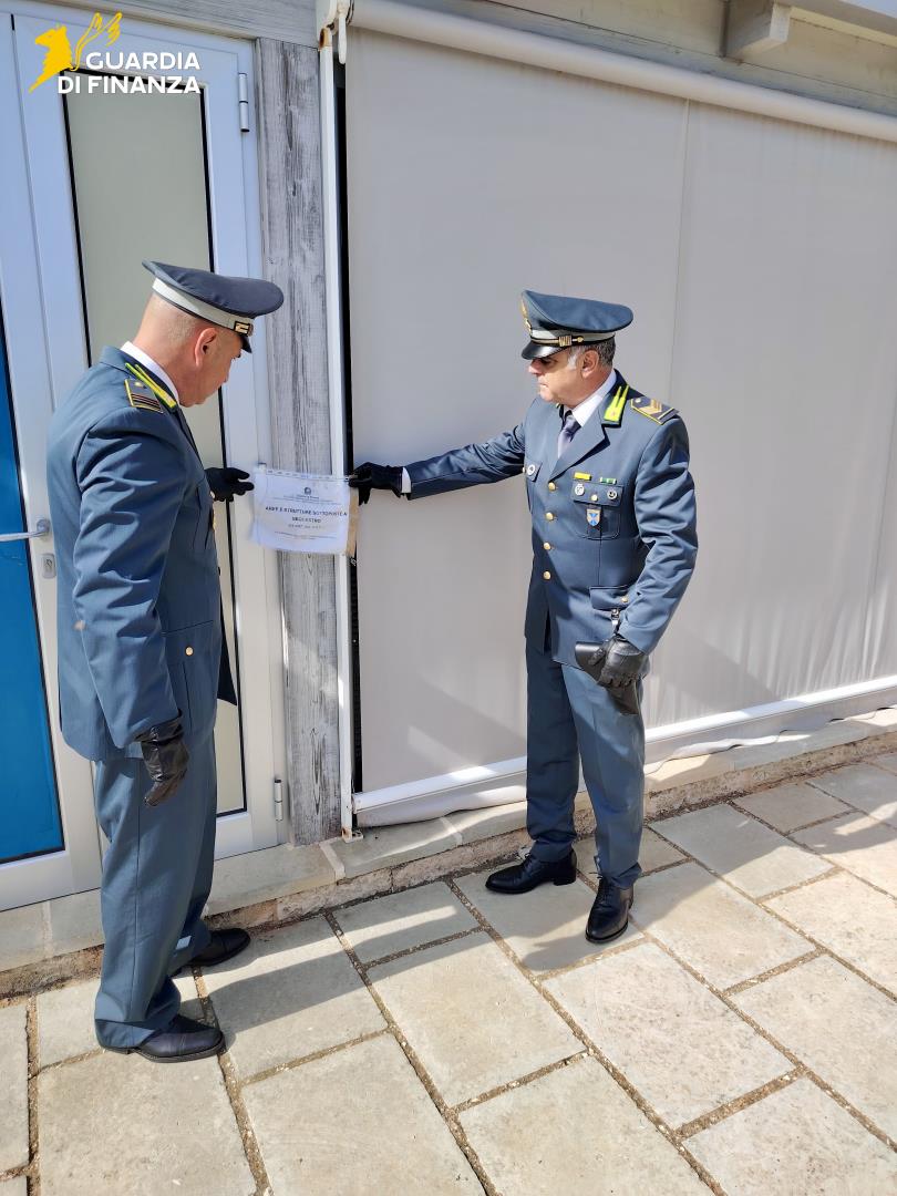 Galleria foto 'Diso, abusi edilizi in un’area protetta: sequestrato uno stabilimento balneare di lusso, una denuncia – FOTO' - foto 2