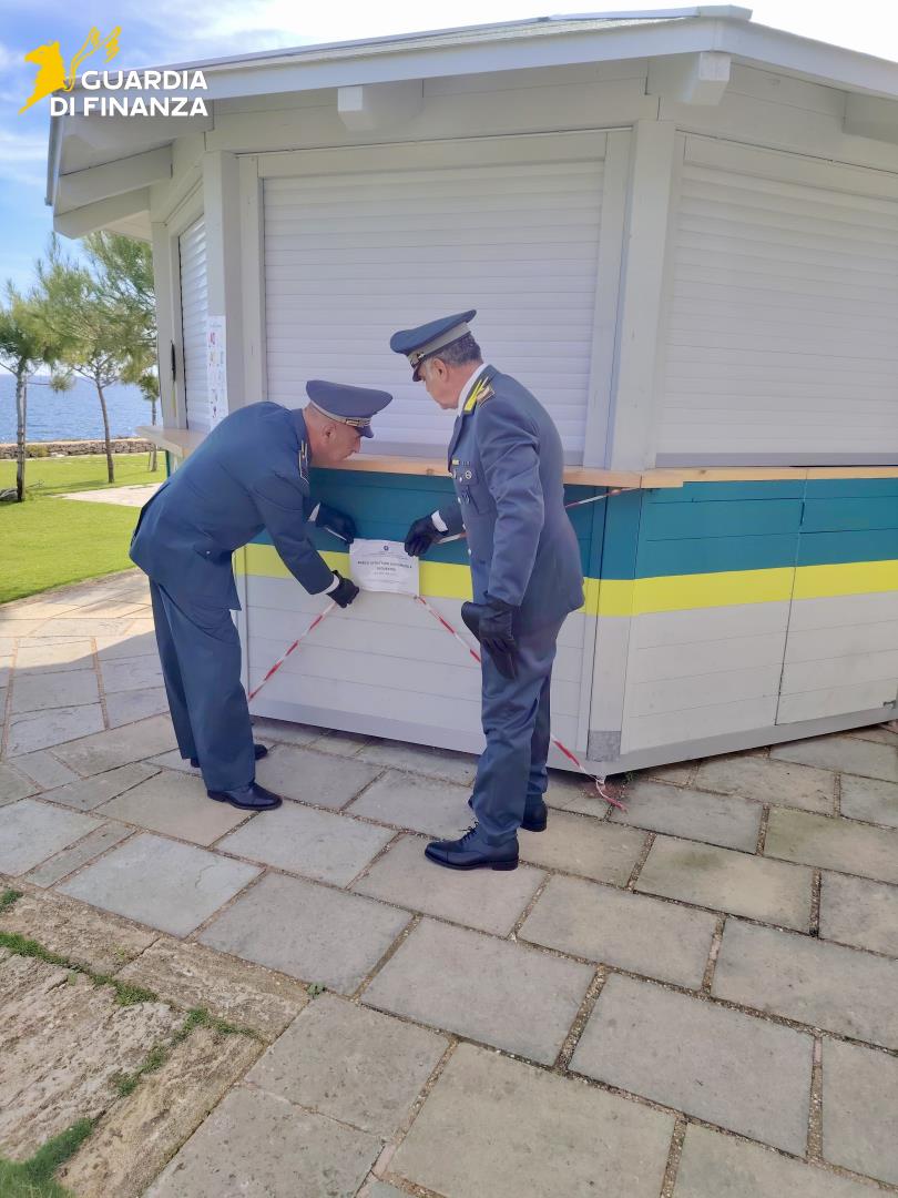 Galleria foto 'Diso, abusi edilizi in un’area protetta: sequestrato uno stabilimento balneare di lusso, una denuncia – FOTO' - foto 1