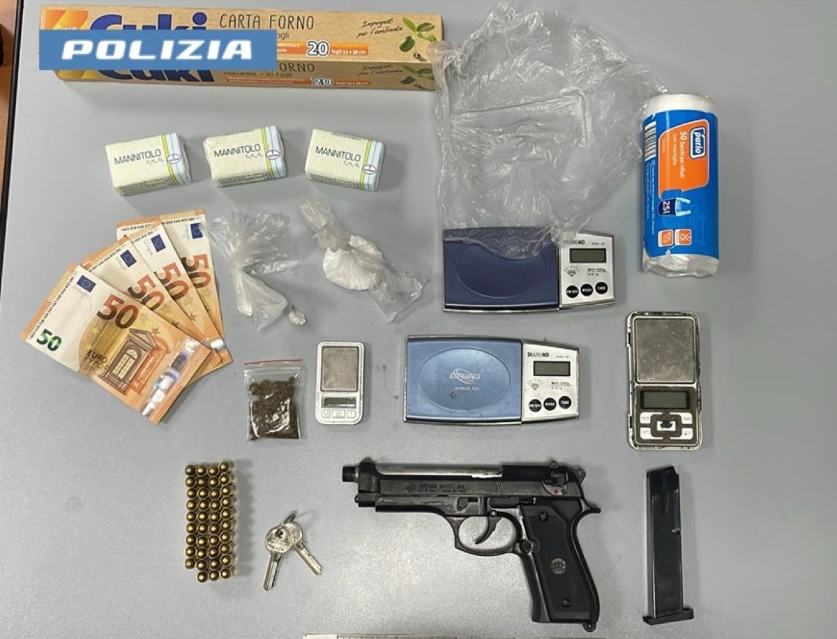 Galleria foto 'Taranto, nasconde droga e una pistola modificata in una casa abbandonata: arrestato un 18enne' - foto 1