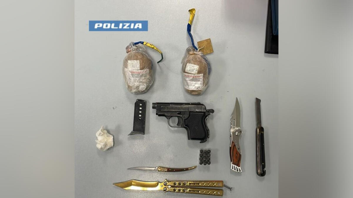 Galleria foto 'Taranto, in casa ha armi e droga: arrestato un 54enne. Ha provato a fuggire nascondendosi sul terrazzo' - foto 1