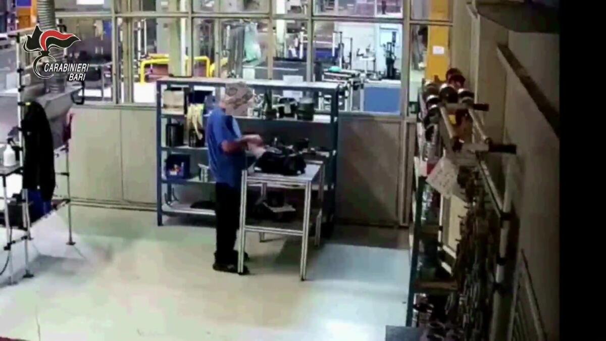 Traffico di droga ed estorsioni, a Noicattaro la base del gruppo: otto arresti. Lo spaccio anche sul posto di lavoro – VIDEO Traffico di droga ed estorsioni, a Noicattaro la base del gruppo: otto arresti. Lo spaccio anche sul posto di lavoro – VIDEO