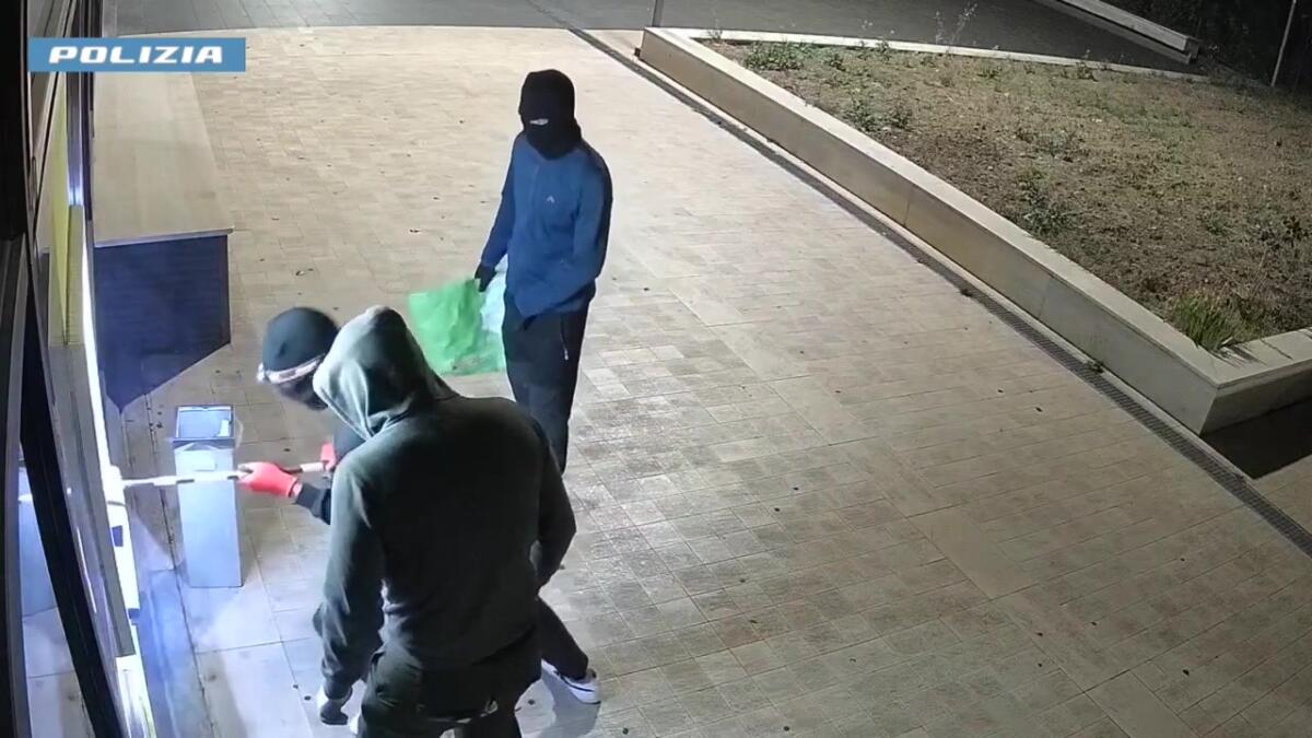 Potenza, dopo un anno identificati gli autori di un assalto al bancomat: arrestati tre uomini e una donna – VIDEO Potenza, dopo un anno identificati gli autori di un assalto al bancomat: arrestati tre uomini e una donna – VIDEO