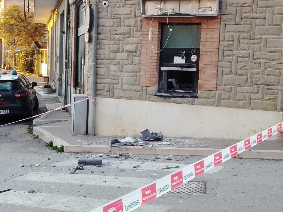 Assalto al bancomat a Biccari, Atm distrutto e banditi in fuga: l’esplosione avvertita in tutto il paese – VIDEO Assalto al bancomat a Biccari, Atm distrutto e banditi in fuga: l’esplosione avvertita in tutto il paese – VIDEO