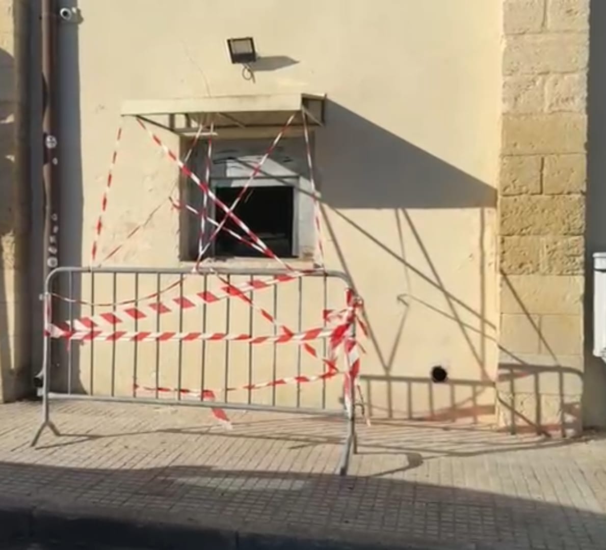 Bancomat nel mirino in Puglia, doppio assalto nella notte: esplosioni a Frigole e San Donaci
