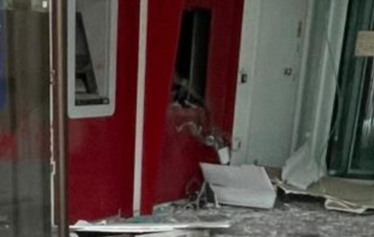 Boato nella notte a Molfetta, assalto al bancomat: ingenti i danni, ladri in fuga a mani vuote Boato nella notte a Molfetta, assalto al bancomat: ingenti i danni, ladri in fuga a mani vuote