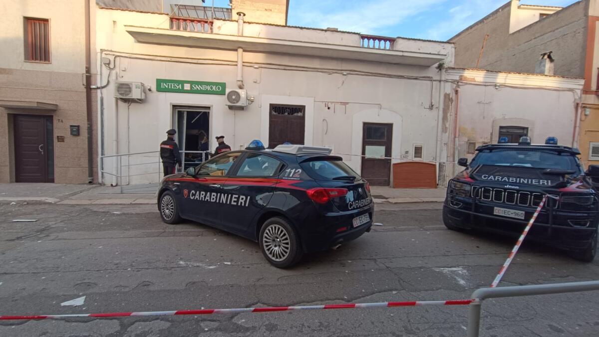 Galleria foto 'Stornara, con la tecnica della marmotta fanno esplodere il bancomat. Il sindaco: «Siamo in guerra» – VIDEO' - foto 1