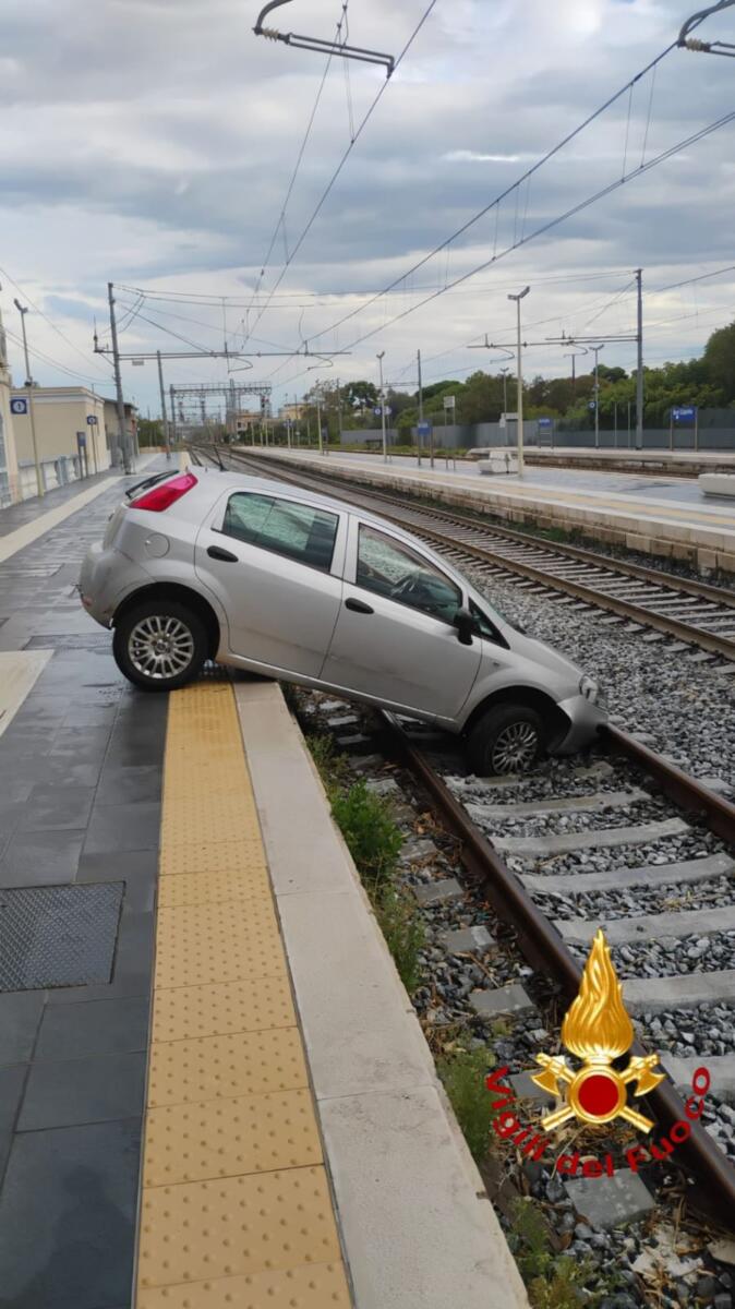 Bari, auto bloccata sui binari a Santo Spirito: traffico ferroviario in tilt, ritardi di oltre un’ora