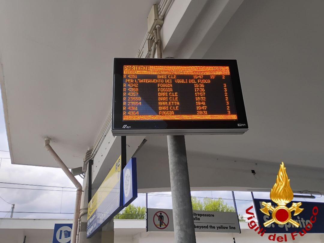 Bari, auto bloccata sui binari a Santo Spirito: traffico ferroviario in tilt, ritardi di oltre un’ora