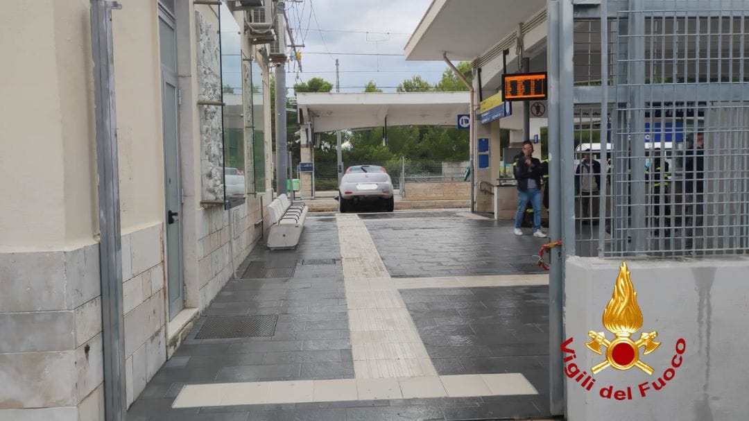 Bari, auto bloccata sui binari a Santo Spirito: traffico ferroviario in tilt, ritardi di oltre un’ora