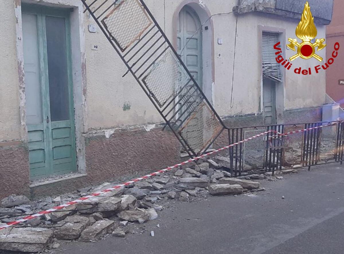Guagnano, crolla il balcone di un’abitazione: intervengono i vigili del fuoco. Nessun ferito Guagnano, crolla il balcone di un’abitazione: intervengono i vigili del fuoco. Nessun ferito