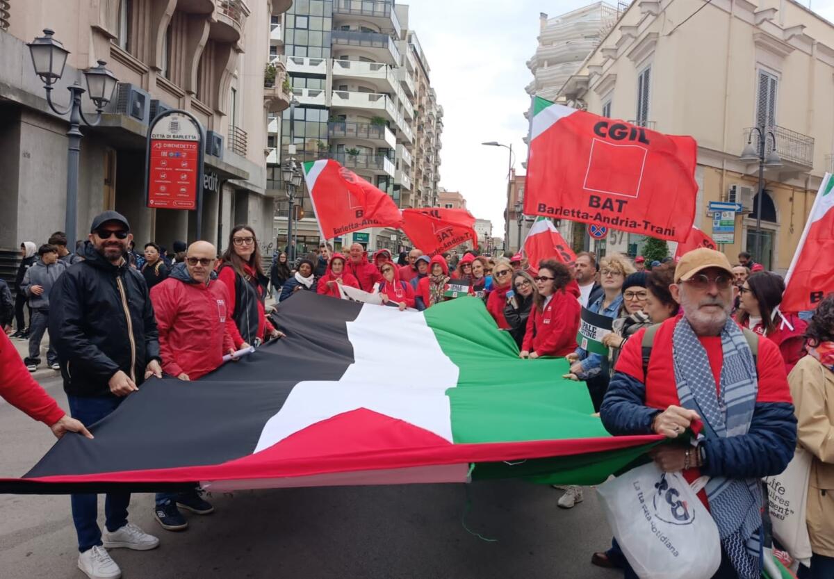Sciopero generale per Gaza, a Barletta il corteo con una bandiera della Palestina lunga 7 metri Sciopero generale per Gaza, a Barletta il corteo con una bandiera della Palestina lunga 7 metri