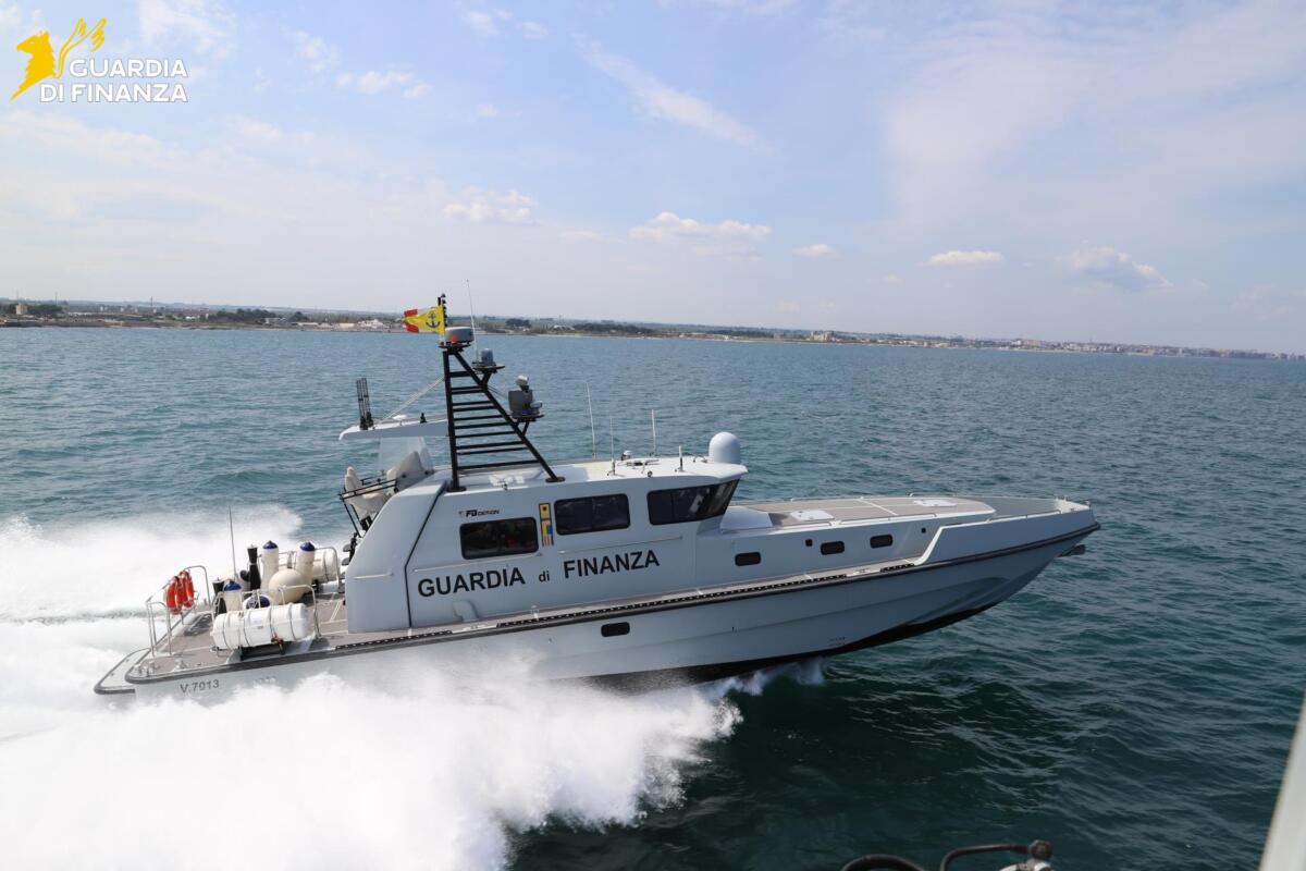 Galleria foto 'Ricercato per frode, cittadino svizzero arrestato in Puglia: era su un catamarano al largo di Bari' - foto 1