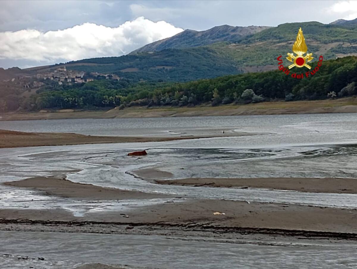 Grosso bovino bloccato nel fango vicino alla diga del Pertusillo: salvato dai vigili del fuoco – FOTO e VIDEO Grosso bovino bloccato nel fango vicino alla diga del Pertusillo: salvato dai vigili del fuoco – FOTO e VIDEO