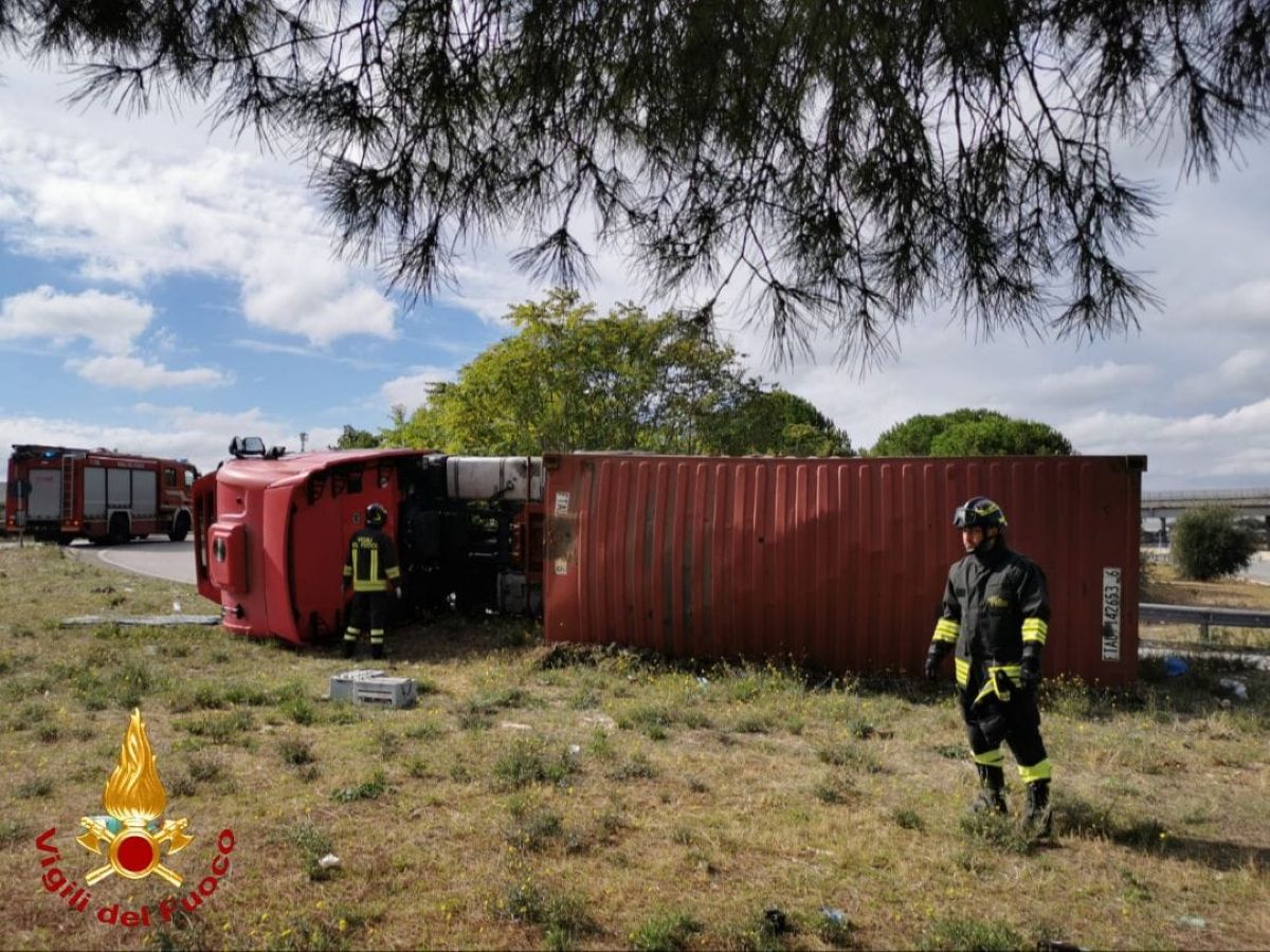 Modugno, un camion si ribalta sulla strada statale 96: soccorso l’autista. Sul posto i vigili del fuoco