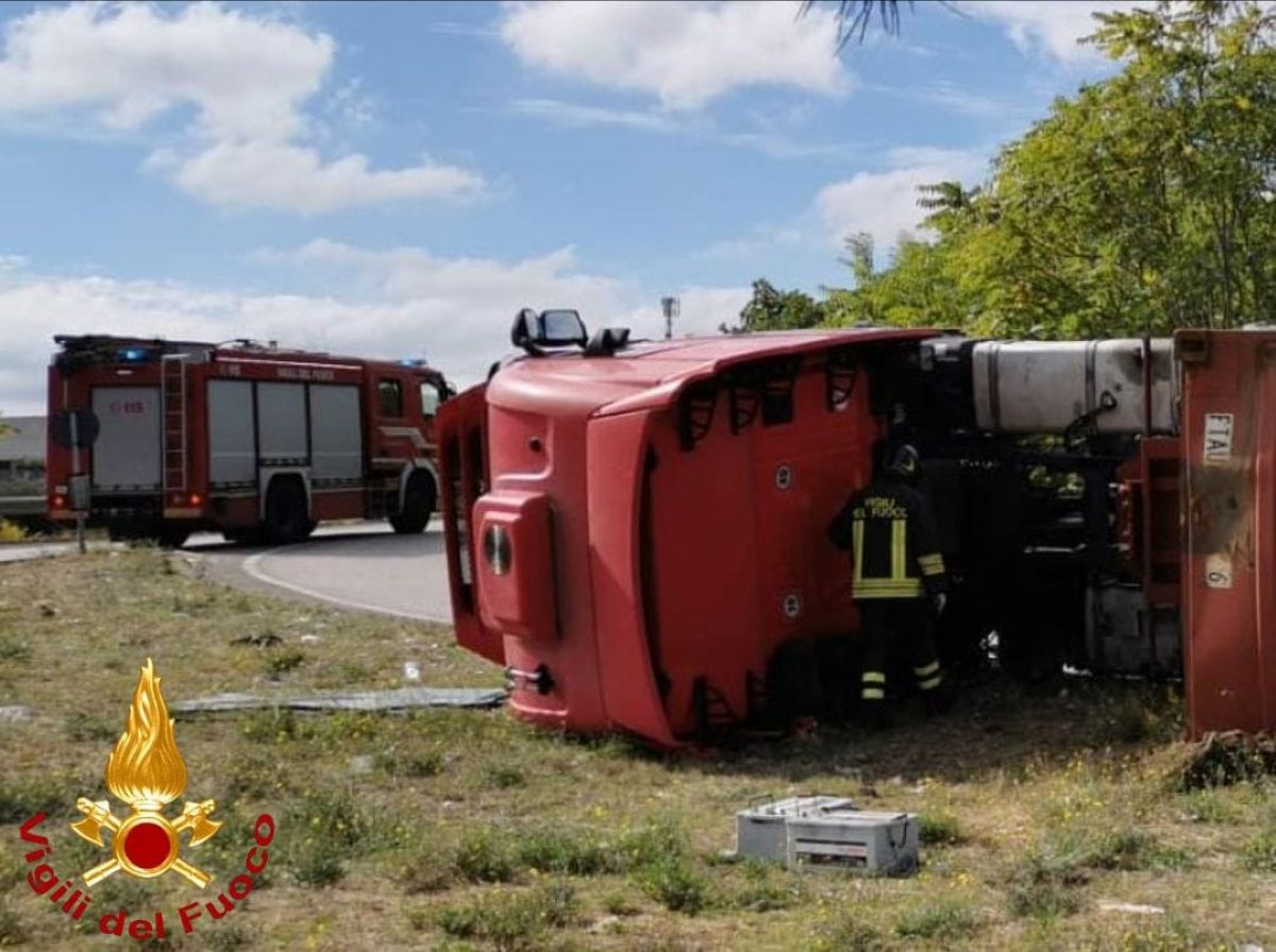 Modugno, un camion si ribalta sulla strada statale 96: soccorso l’autista. Sul posto i vigili del fuoco