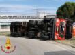 Modugno, un camion si ribalta sulla strada statale 96: soccorso l’autista. Sul posto i vigili del fuoco