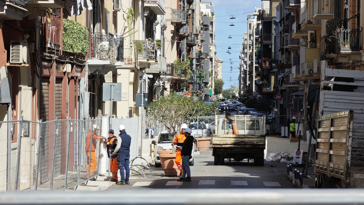 Bari, nuova vita per l’ex via dello shopping: partito il cantiere in via Manzoni Bari, nuova vita per l’ex via dello shopping: partito il cantiere in via Manzoni