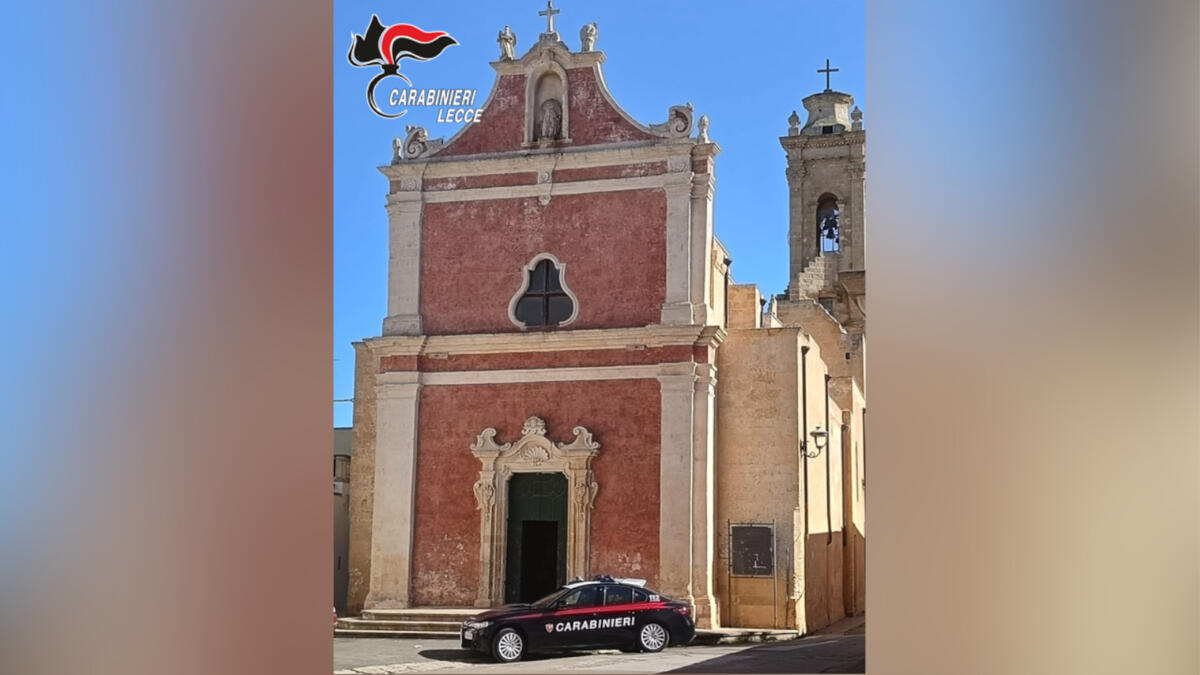Galleria foto 'Tiggiano, ruba paramenti sacri nella in una cappella: identificato e denunciato un 47enne' - foto 1