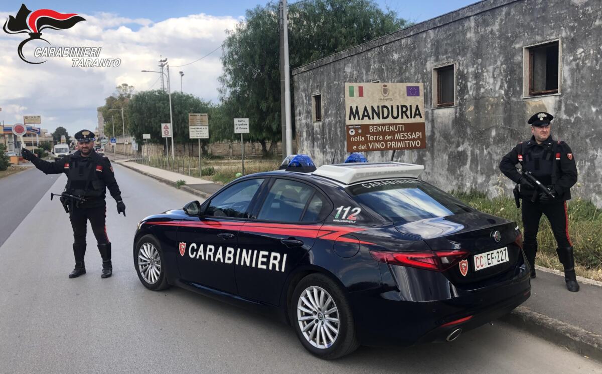 Galleria foto 'San Pietro in Bevagna, dà fuoco alla macchia mediterranea sul litorale: arrestato un 32enne' - foto 1