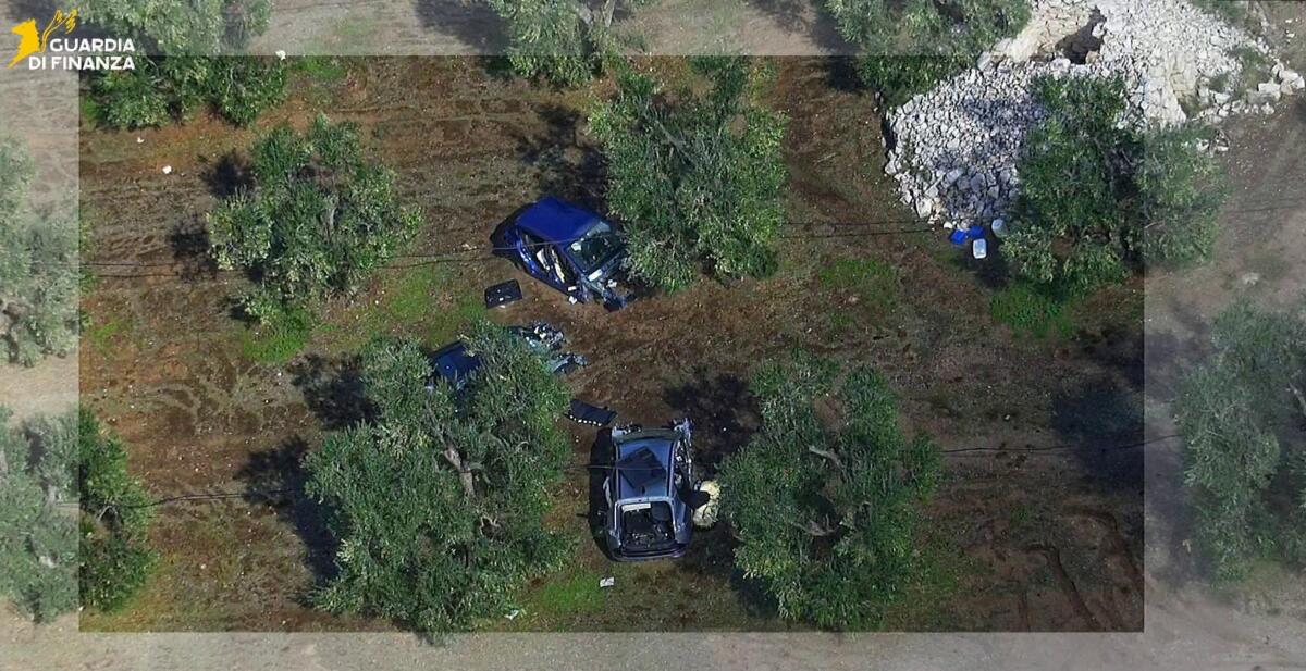 Trovate 14 carcasse di auto cannibalizzate nelle campagne del Nord Barese, indaga la Guardia di finanza – FOTO e VIDEO