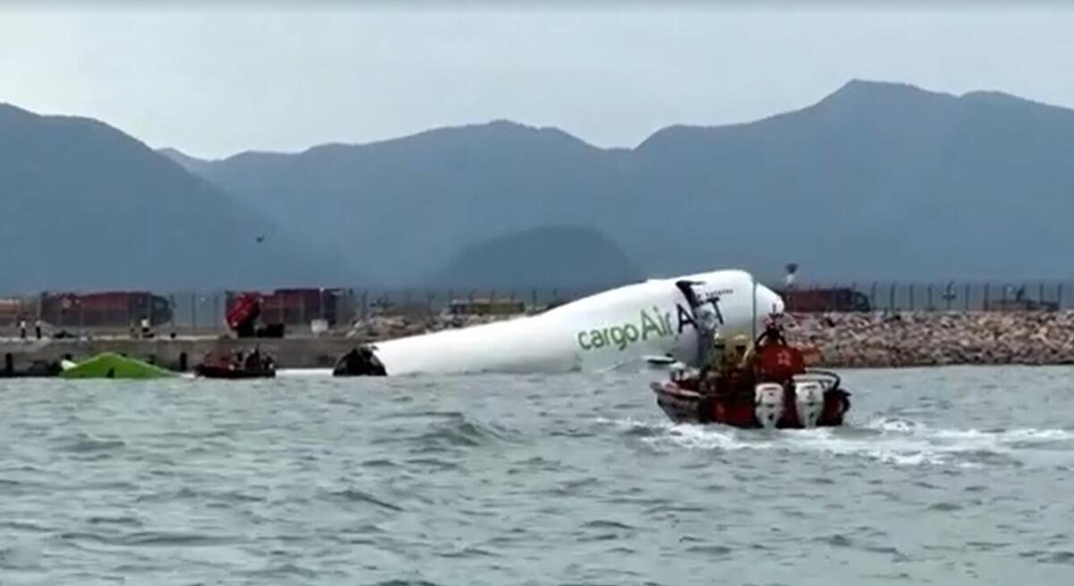 Galleria foto 'Hong Kong, aereo cargo finisce fuori pista contro un veicolo di servizio: morti due operai' - foto 1