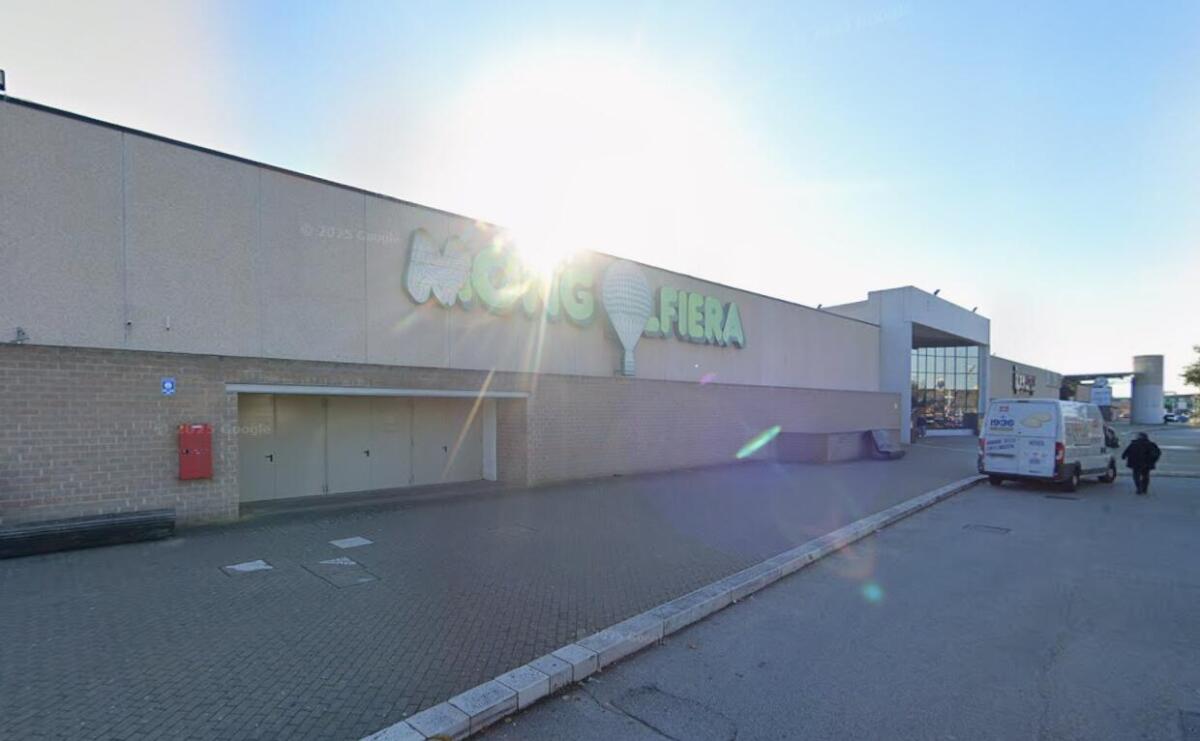 Galleria foto 'Taranto, colpo nella gioielleria del centro commerciale del quartiere Paolo VI: ladri in fuga col bottino' - foto 1